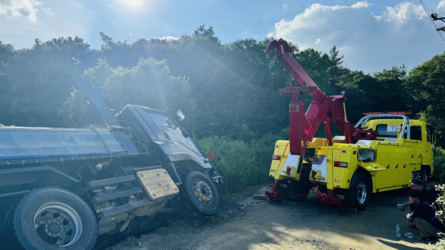 大型ダンプを救援するPHANTOMのレッカー車